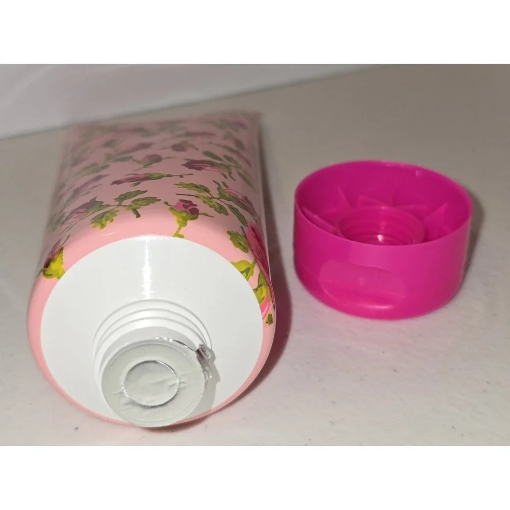 Betsy Johnson Body Lotion 6.7 ML 200ml  Floral  Fragrant New‎ SEALED